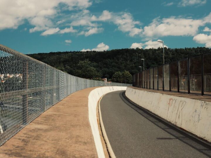 Top 5 Benefits of Chain Link Fences for Retaining Walls