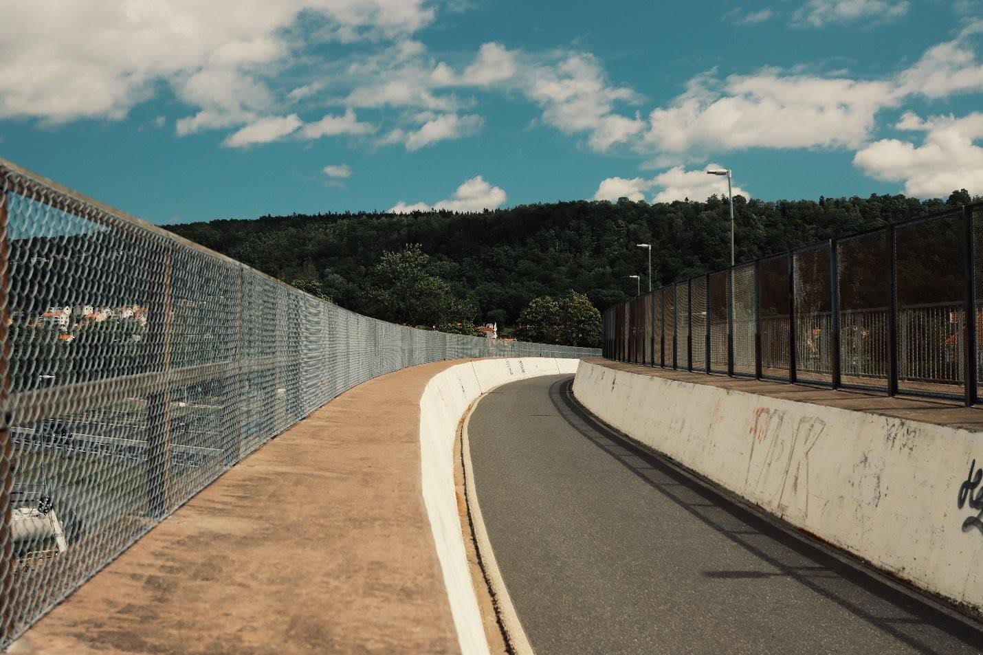 Top 5 Benefits of Chain Link Fences for Retaining Walls